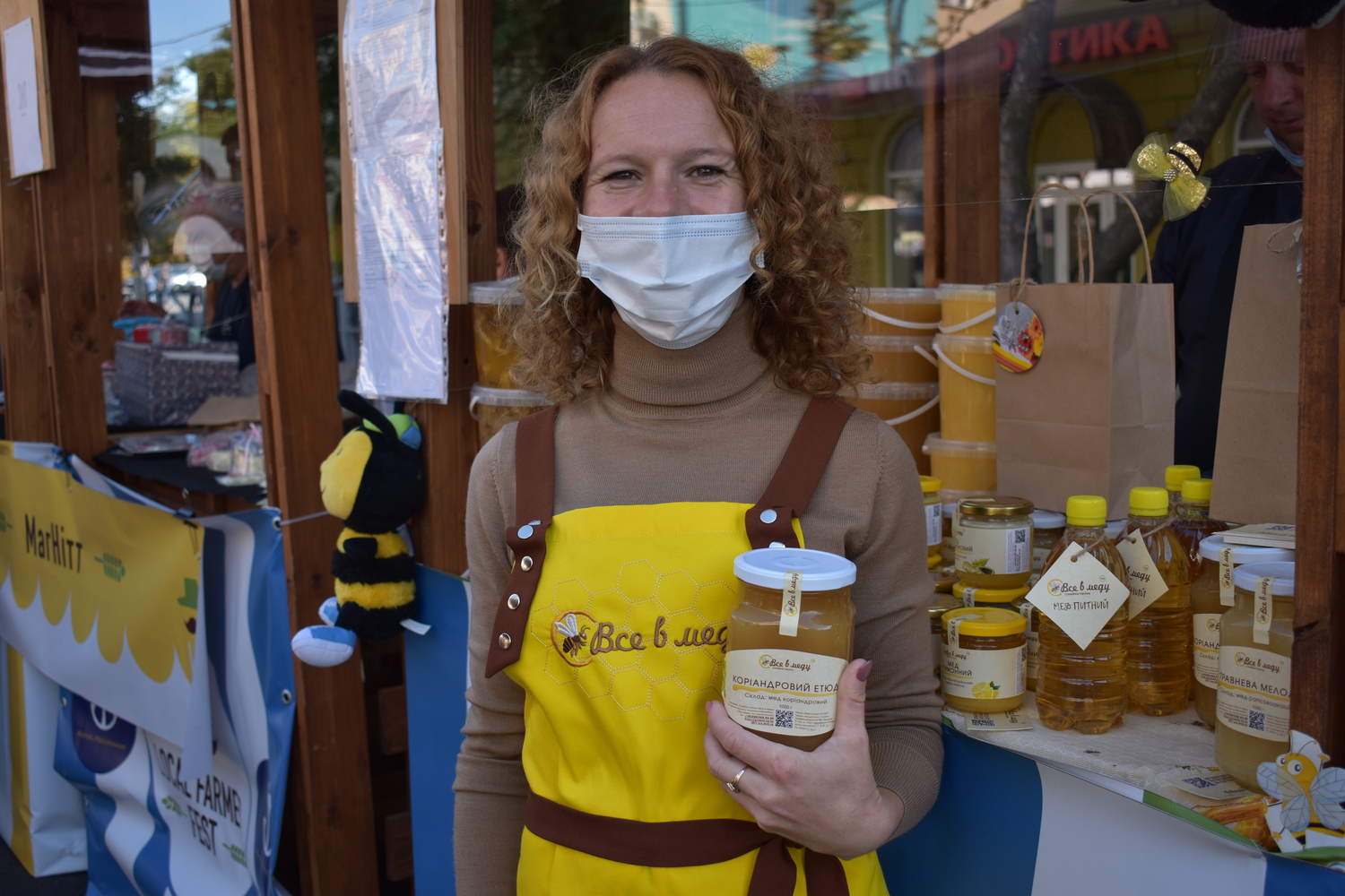 БджоНаталія Губарєва привезла мед із сімейної пасіки “Все в меду”