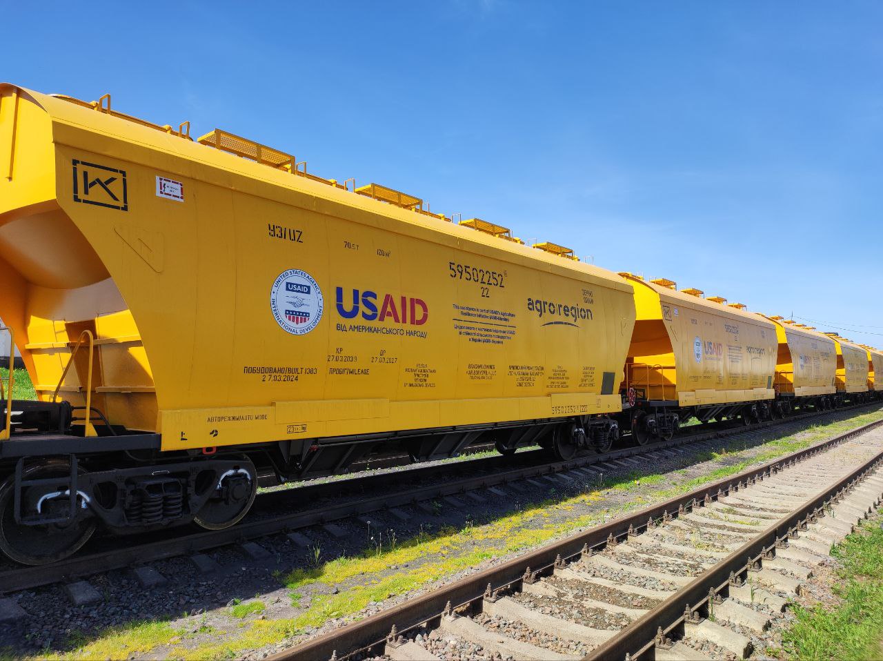 Проєкт USAID допомагає працювати українським вагонобудівникам 